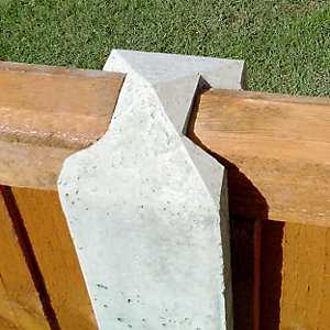 Особенности установки столбов для ограды из евроштакетника 