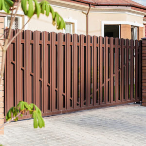 Почему европейцы ограждаются металлоштакетником? 