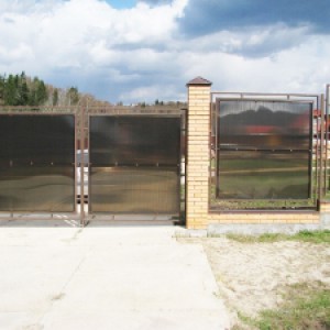 Тонкости строительства забора из поликарбоната 