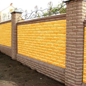 Требуется ли отмостка кирпичному забору?