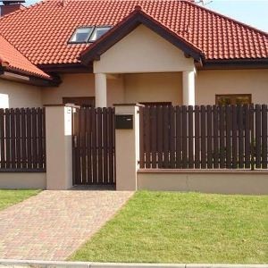 Забор из металлического штакетника 