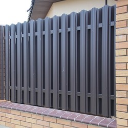 Забор из металлического штакетника